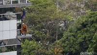 Keduanya terlihat menggunakan peralatan keselamatan kerja yang lengkap.