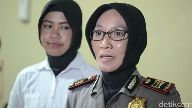 AKP Sulis (kiri) bersama dengan Bripda Mira (kanan). 