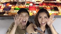 Traveler pun bisa selfie asyik dengan latar Pasar Malam Ratchada seperti ini. Unik sekali bukan? (@kuu3i/Instagram)