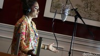 Krisdayanti saat take vokal di kediaman Melly Goeslaw di kawasan Bintaro, Tangerang Selatan pada Senin (11/9). Pool/Palevi S/detikFoto.