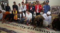 Rieke Dyah Pitaloka menuliskan dukungan untuk Rohingya pada spanduk.