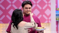 Ia pun terlihat menyuapi Ivan.