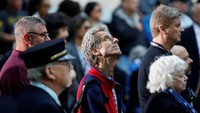 Orang-orang berkumpul di National 9/11 Memorial and Museum (REUTERS/Brendan McDermid)