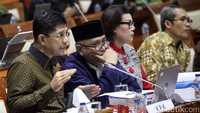 Rapat digelar di ruang rapat Komisi III, gedung DPR, Senayan, Jakarta, Selasa (12/9/2017) pukul 10.28 WIB. Seluruh komisioner KPK hadir dalam rapat yakni sang ketua, Agus Rahardjo dan 4 pimpinannya yaitu Saut Situmorang, Basaria Panjaitan, Laode M Syarif, dan Alexander Marwatta.