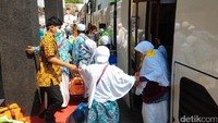Seorang jamaah meninggal di pesawat (Ragil Ajiyanto/detikcom)