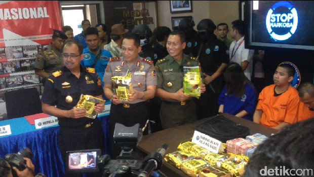 Selain sabu 10,39 Kg, petugas juga mengamankan uang senilai Rp 1,6 miliar