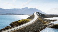 Adalah Jembatan Storseisundet (Storseisundet Bridge), yang terletak di Atlantic Road, Norwegia ini menghubungkan kota Kristiansund dan kota Molde di atas Samudera Atlantik (Thinkstock)