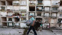 Plastik tersebut nantinya akan diberi label dan keterangan, seperti yang ada di nisan kuburan (Jorge Dan Lopez/Reuters)