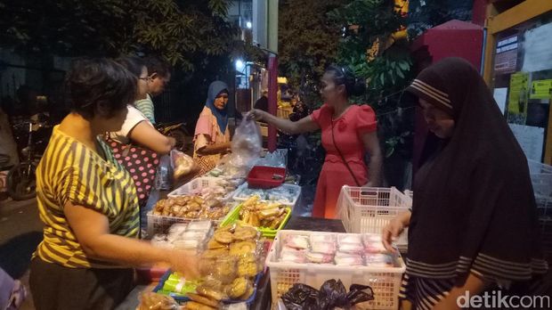 Beragam jenis kue dijual/