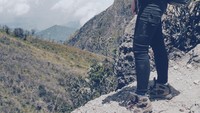 Suasana pantai, riuhnya kota metropolitan, dan sunyinya gunung ia sukai. Pendaki cantik itu berakun Instagram @lauraglry. Lihatlah fotonya saat menjelajah Gunung Lawu hingga Slamet (Dok. lauraglry/Instagram)