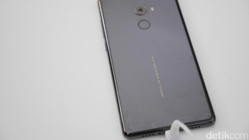 Layar 5,99 inch itu mengusung resolusi 2160 x 1080 pixel, dan bodi ponselnya diklaim setara dengan ponsel berlayar 5,5 inch. Foto: Anggoro Suryo Jati/detikINET