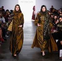 Ia berusaha memadukan budaya Arab dan Indonesia dengan menggunakan kain-kain nusantara terutama tenun. Foto: Getty Images