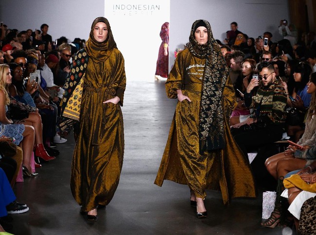 Ia berusaha memadukan budaya Arab dan Indonesia dengan menggunakan kain-kain nusantara terutama tenun. Foto: Getty Images