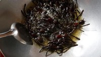 Kemudian tarantula di goreng hingga matang supaya dagingnya lembut di kunyah. Nyam! (Samrang Pring/REUTERS)