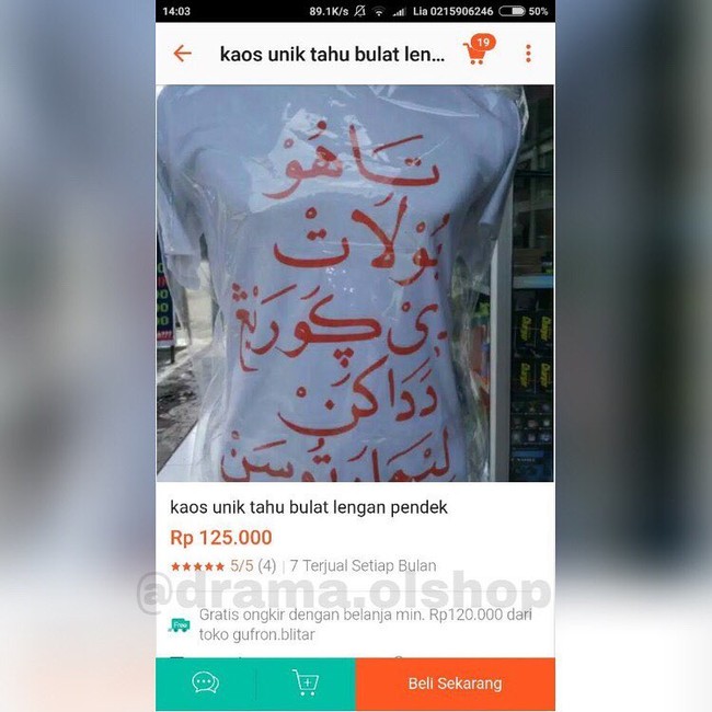 Berbagai baju unik bisa ditemukan di situs belanja online. Termasuk kaus dengan tulisan arah berbunyi tahu bulat digoreng dadakan lima ratusan ini. Foto: Instagram Drama Olshop