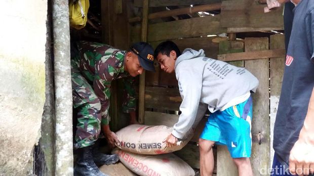 Kodim 0704 Banjarnegara membantu membuatkan jamban keluarga