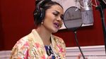 Gaya Krisdayanti saat Isi OST Ayat-Ayat Cinta 2