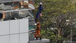 Bertaruh Nyawa Bersihkan Kaca Gedung Pencakar Langit