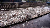 Saat itu, tidak ada petugas pegawai harian lepas atau pasukan oranye yang menjaga kali tersebut. (Foto: Rangga/detikcom)