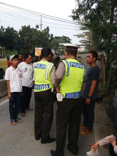 Truk terguling ini berada di jalur TransJakarta