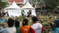 Polisi telah menangkap lima tersangka dalam kasus pengeroyokan ini. Dua orang lain yang diduga terlibat masih dalam pencarian.