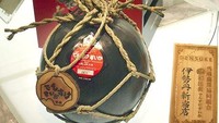 Ini menjadi salah satu makanan paling langka di dunia. semangka hitam yang tumbuh di Jepang bagian Utara, Hokkaido. Namanya Densuke Watermelon tapi rasanya mirip dengan semangka merah tapi lebih manis. Di tahun 2008, satu buah semangka di jual dengan harga $6100 atau sekitar Rp 80 juta. Ini bisa dikatakan sebagai semangka termahal di dunia. Foto: Istimewa