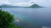 Untuk menikmati keindahan Pulau Maitara yang ada di uang seribu rupiah lama, traveler tidak harus mesti menyeberang ke sana. Justru menikmati Maitara dari kejauhan sangat disarankan (Wahyu/detikTravel)