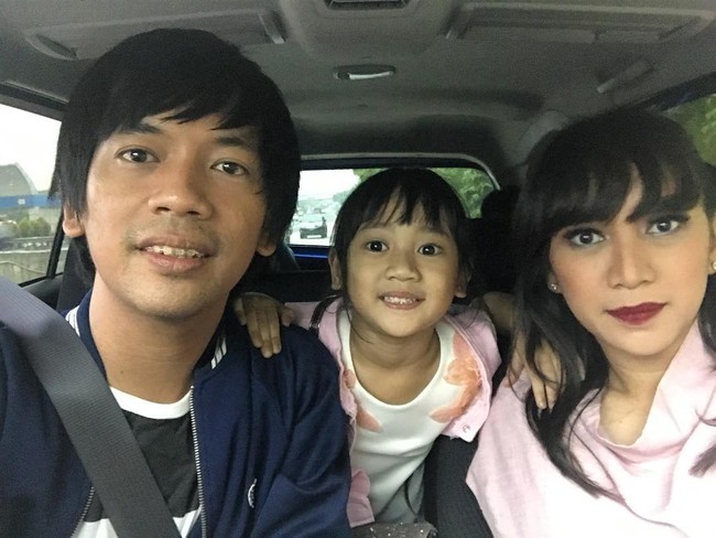 Rian Ekky Pradipta yang akrab disapa Rian DMasiv menikah dengan seorang perempuan cantik bernama Sri Ayu Murtisari. Foto: Instagram