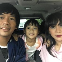 Rian Ekky Pradipta yang akrab disapa Rian DMasiv menikah dengan seorang perempuan cantik bernama Sri Ayu Murtisari. Foto: Instagram