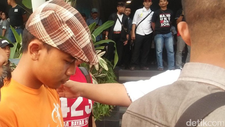 Polisi Sita Bendera Ormas dari Penghina Iriana di Instagram Polisi Sita Bendera Ormas dari Penghina Iriana di Instagram
