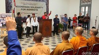 Perwakilan mahasiswa menyatakan sikapnya mendukung Rohingya.