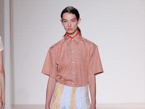 Foto: 25 Koleksi Victoria Beckham di New York Fashion Week 2017