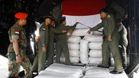 Berkarung-karung bantuan dimasukkan ke dalam pesawat Hercules.