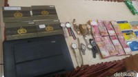 Ada pula STNK serta uang tunai yang mereka rampas. Foto: Angling Adhitya Purbaya