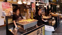 Ada restoran besar yang menyediakan tempat makan, namun ada juga kios-kios kecil yang menyuguhkan jajanan. Di sini ada banyak jajanan yang bisa dibeli untuk dinikmati sambil berjalan-jalan. Foto: Rachman Haryanto