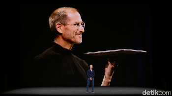 Steve Jobs pula yang memperkenalkan iPad, yang pada akhirnya menjadi kiblat perangkat tablet komputer.