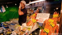 Keramaian khas suasana pasar semakin riuh karena para pedagang meneriakkan bahan dagangannya. Semua berlomba menyediakan seafood segar dengan harga miring. Foto: Rachman Haryanto
