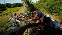 Mereka membawa barang-barang seadanya. Foto: REUTERS/Mohammad Ponir Hossain