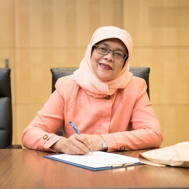Halimah Yacob tampaknya memang suka mengenakan busana berwarna cerah dan hangat dalam tiap penampilannya. Salah satunya blouse warna peach pastel ini yang dipadukannya dengan jilbab warna senada. Foto: Instagram