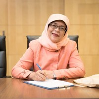 Halimah Yacob tampaknya memang suka mengenakan busana berwarna cerah dan hangat dalam tiap penampilannya. Salah satunya blouse warna peach pastel ini yang dipadukannya dengan jilbab warna senada. Foto: Instagram