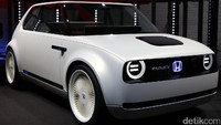 Bagian grille depan berganti dengan layar LED dan menyapa Hello kepada para penggunanya.