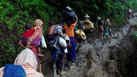 Mereka harus melewati jalur terjal setelah melintasi perbatasan Bangladesh-Myanmar di Coxs Bazar. Foto: REUTERS/Danish Siddiqui
