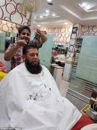 Ajaib di Salon Ini Potong Rambut Pakai 15 Gunting Ajaib di Salon Ini Potong Rambut Pakai 15 Gunting
