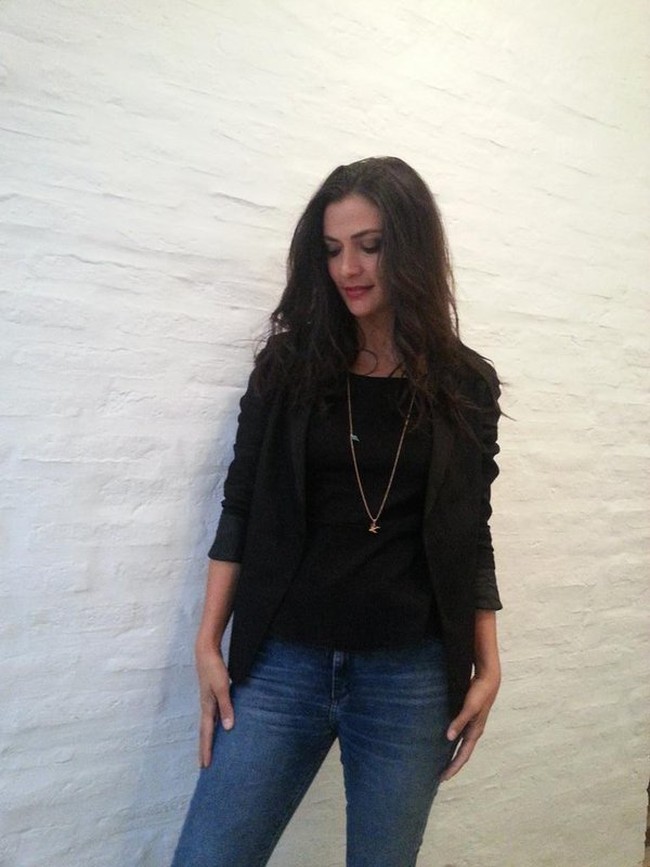 Tampil dengan blazer hitam dan makeup yang natural, pemeran Betty La Fea ini pun terlihat memesona. Foto: Twitter