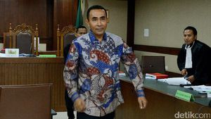 Bupati Buton Nonaktif Bacakan Pledoi