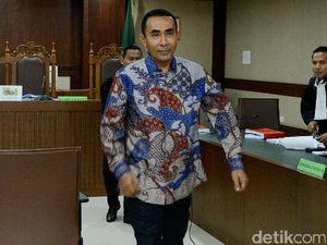 Bupati Buton Nonaktif Bacakan Pledoi