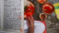 Ada juga umat Hindu yang pergi ke lembah Kathmandu untuk berendam untuk membersihkan diri (Navesh Chitrakar/Reuters)