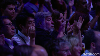 Tampak mata Wozniak berkaca-kaca mengenang sahabat karibnya yang telah lebih dulu berpulang dan meninggalkan Apple sebagai warisan terbesarnya untuk dunia.