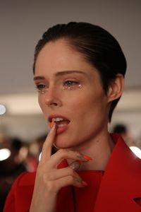 Tren Pakai Eyeliner Terbalik dari New York Fashion Week Spring/Summer 2018