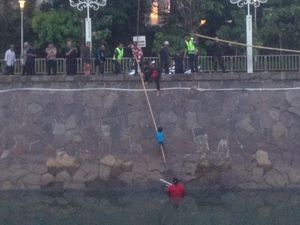 Ngantuk, Ibu dan Anak Terperosok di Sungai Depan Masjid Istiqlal